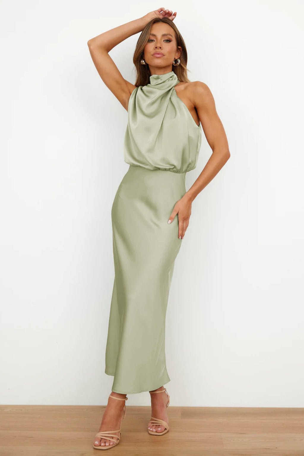 Elegante Vestito Lungo Autunnale in Raso con Attraente Scollo Halter Neck