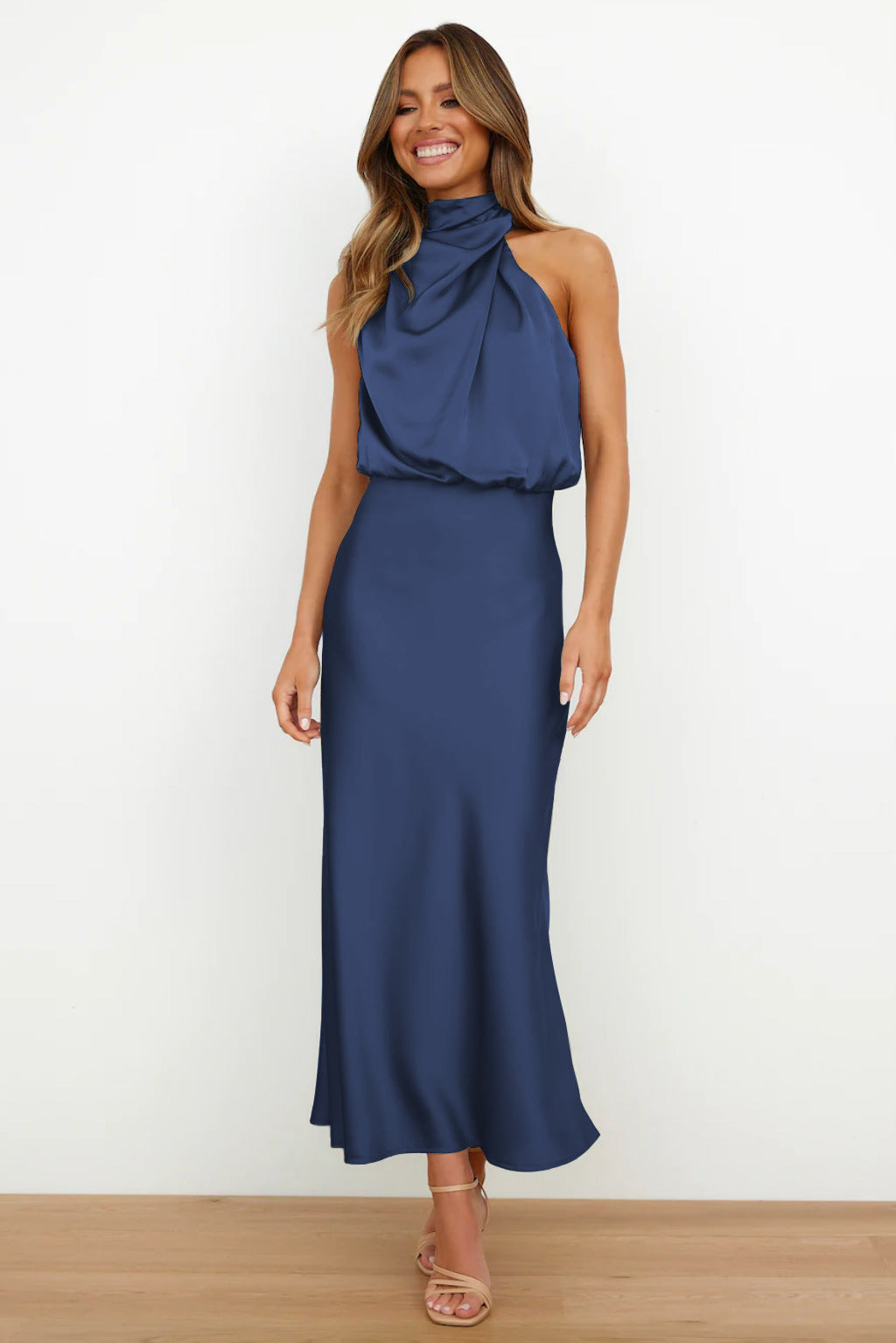 Elegante Vestito Lungo Autunnale in Raso con Attraente Scollo Halter Neck