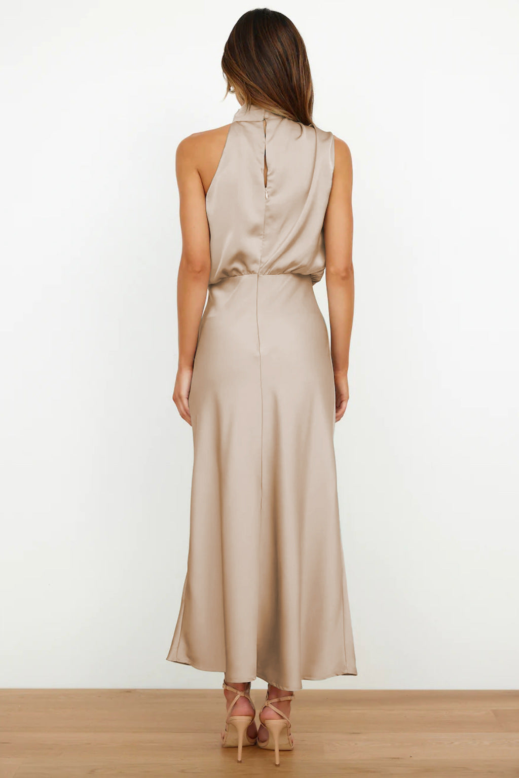 Elegante Vestito Lungo Autunnale in Raso con Attraente Scollo Halter Neck