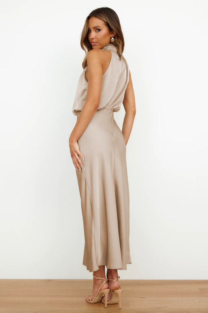 Elegante Vestito Lungo Autunnale in Raso con Attraente Scollo Halter Neck