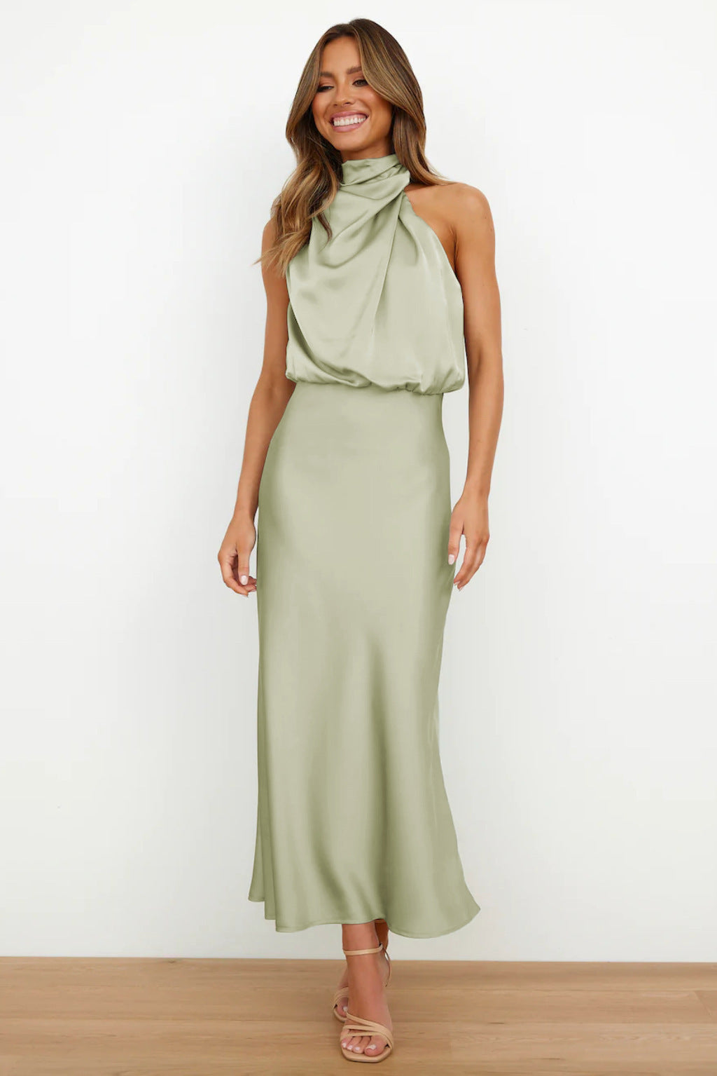 Elegante Vestito Lungo Autunnale in Raso con Attraente Scollo Halter Neck