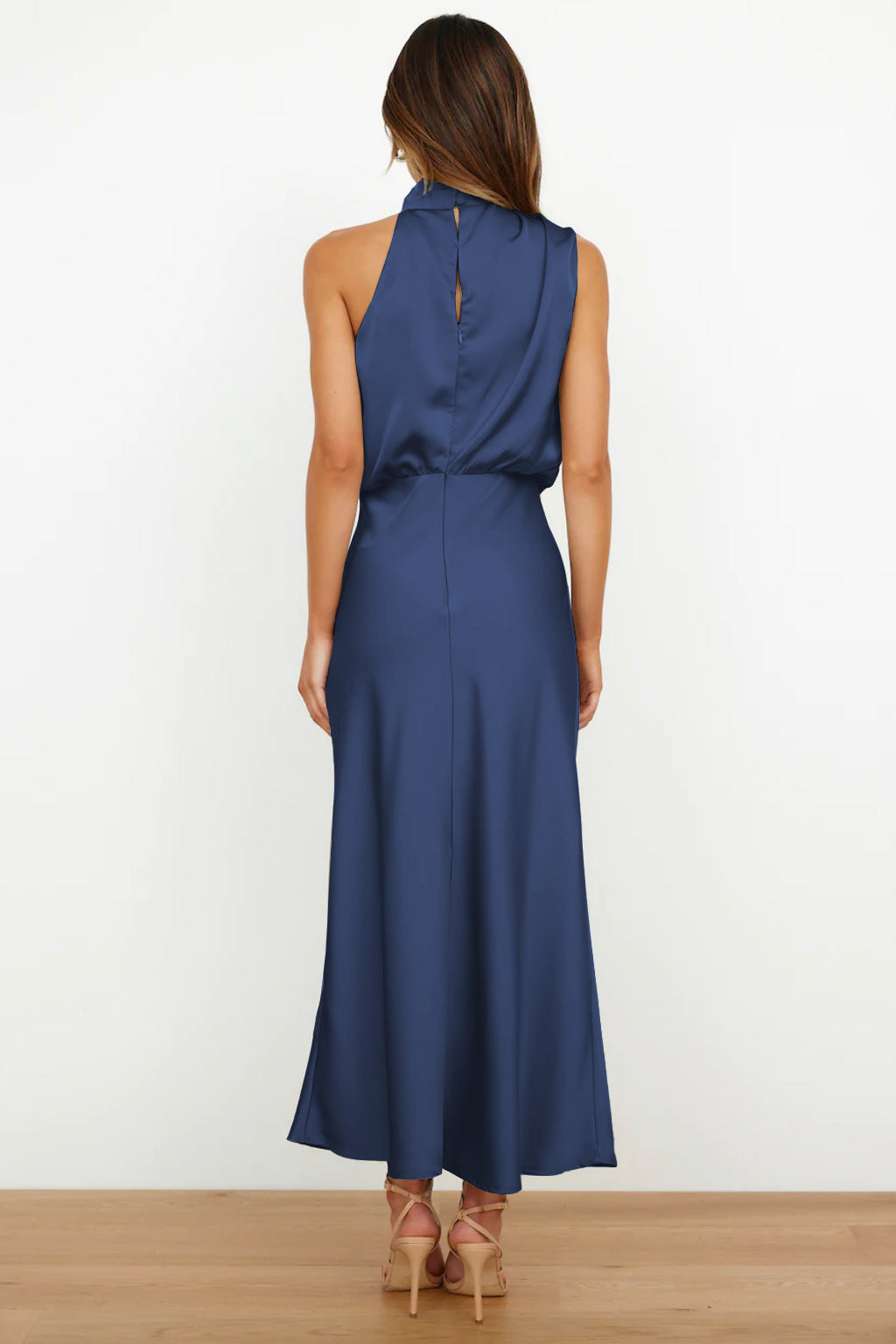 Elegante Vestito Lungo Autunnale in Raso con Attraente Scollo Halter Neck