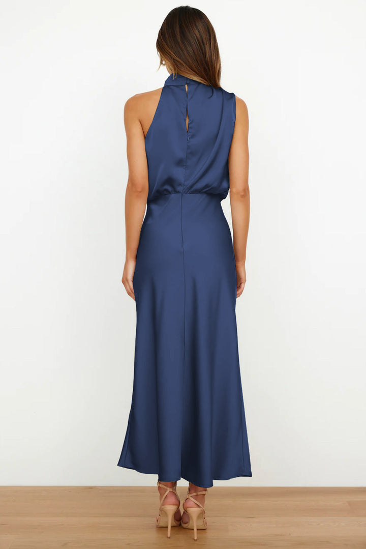Elegante Vestito Lungo Autunnale in Raso con Attraente Scollo Halter Neck
