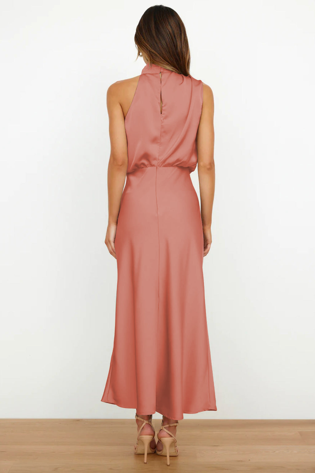 Elegante Vestito Lungo Autunnale in Raso con Attraente Scollo Halter Neck