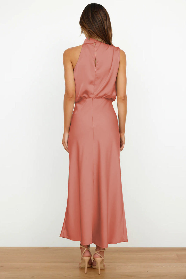 Elegante Vestito Lungo Autunnale in Raso con Attraente Scollo Halter Neck