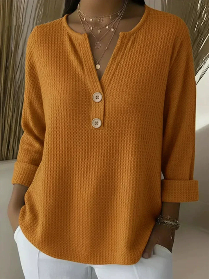 Elena | T-shirt Henley a Righe con Bottoni" can be rewritten as:

"Elena | T-shirt Henley Striped with Buttons