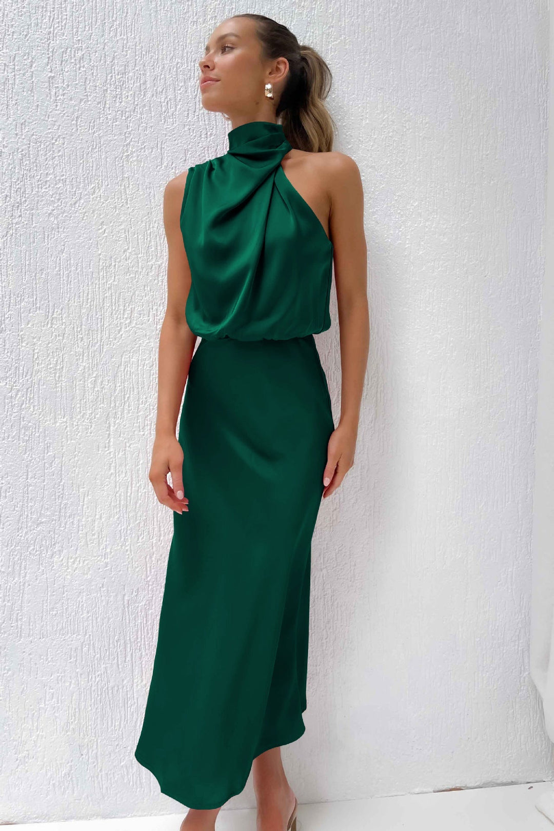 Elegante Vestito Lungo Autunnale in Raso con Attraente Scollo Halter Neck