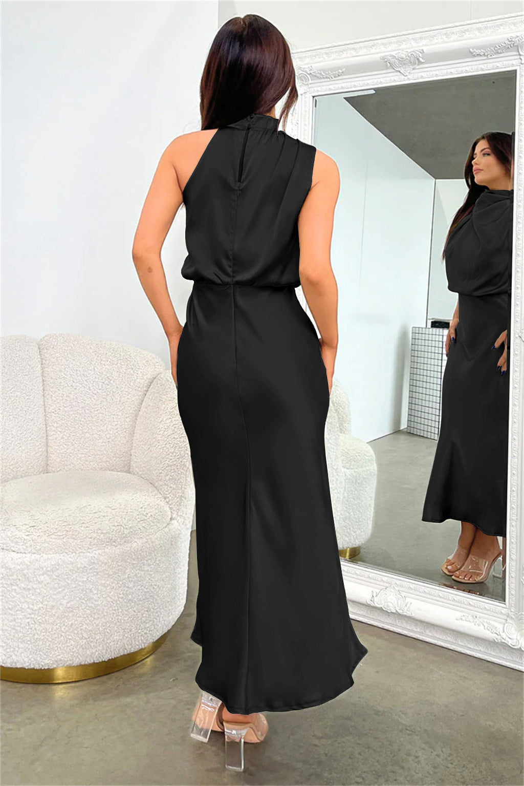 Elegante Vestito Lungo Autunnale in Raso con Attraente Scollo Halter Neck