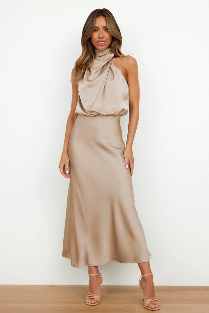 Elegante Vestito Lungo Autunnale in Raso con Attraente Scollo Halter Neck