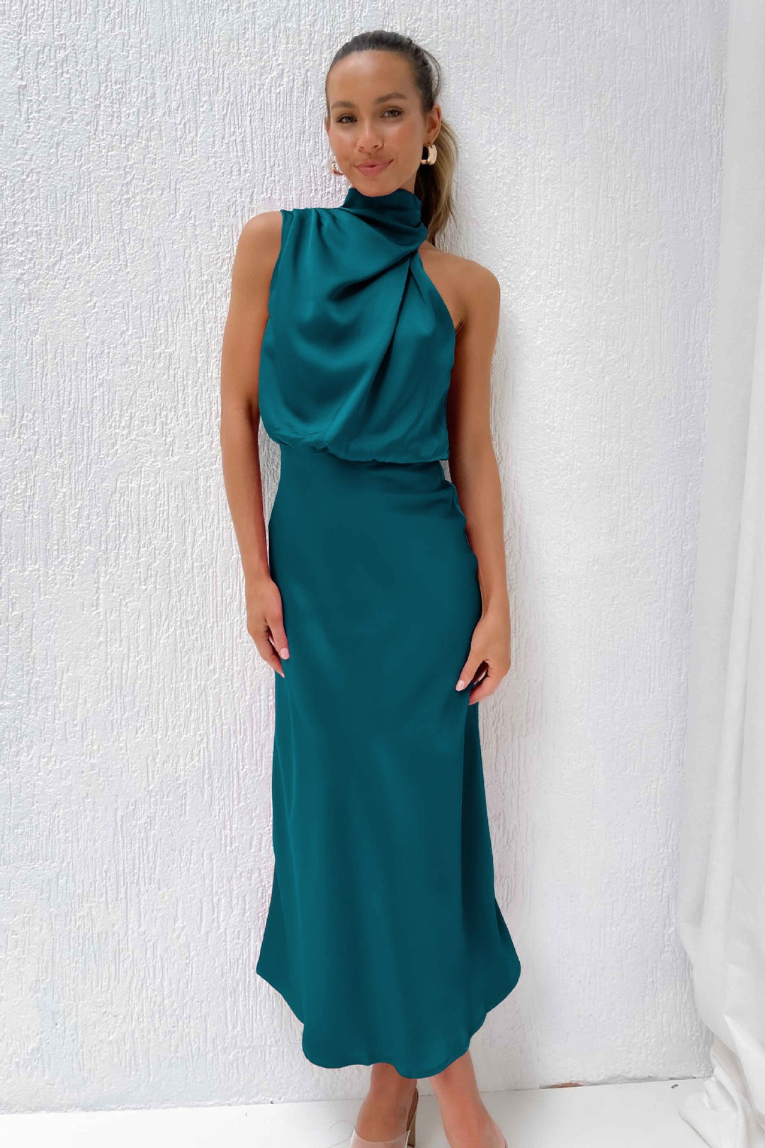 Elegante Vestito Lungo Autunnale in Raso con Attraente Scollo Halter Neck
