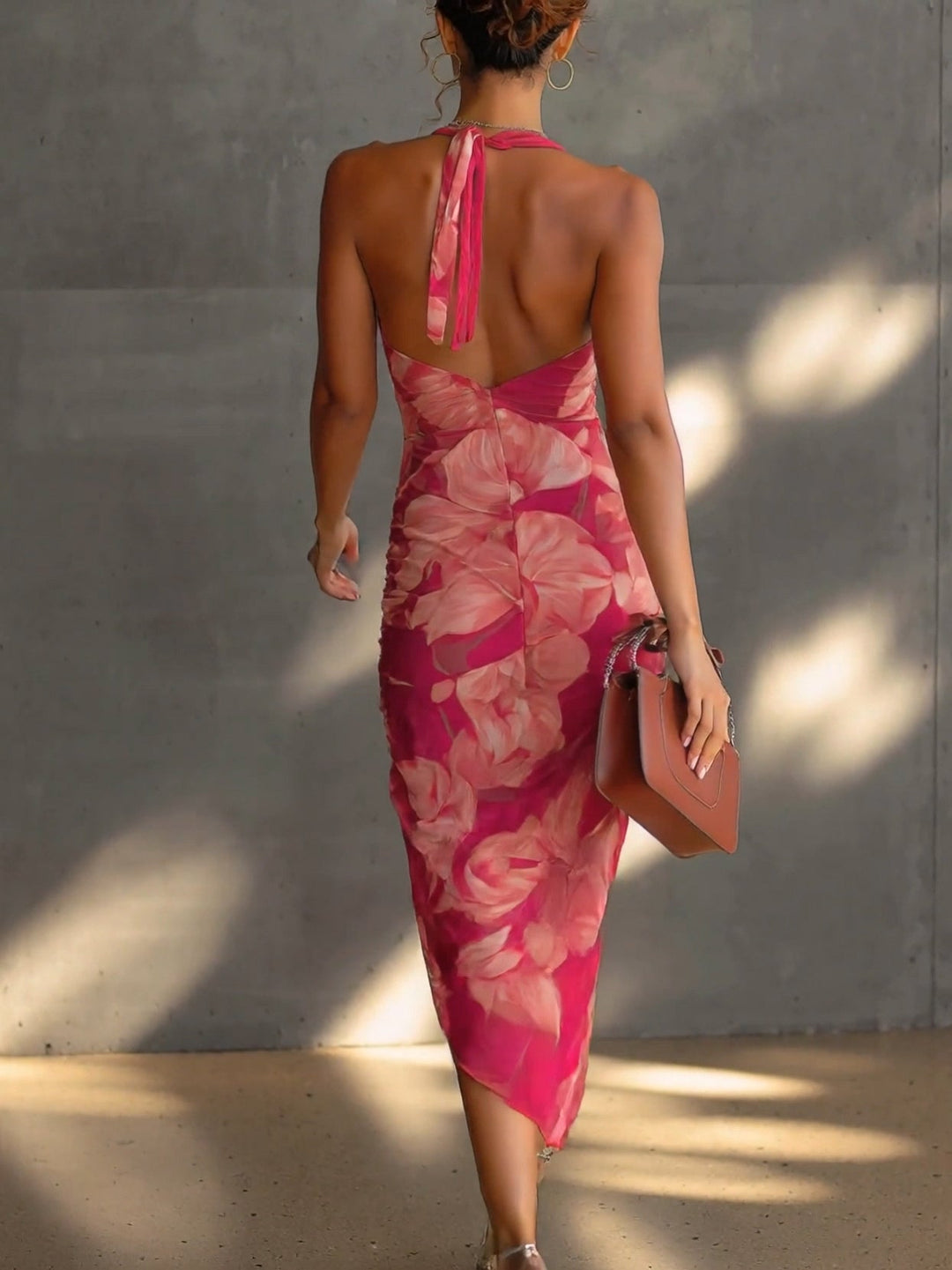 Costanza | Abito Bodycon Fucsia con Stampa Floreale Senza Maniche Arricciature Laterali e Spacco