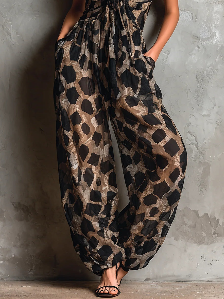 Roberta | Tuta Ampia in Chiffon Nero con Stampa Animalier, Collo Americano e Pantaloni